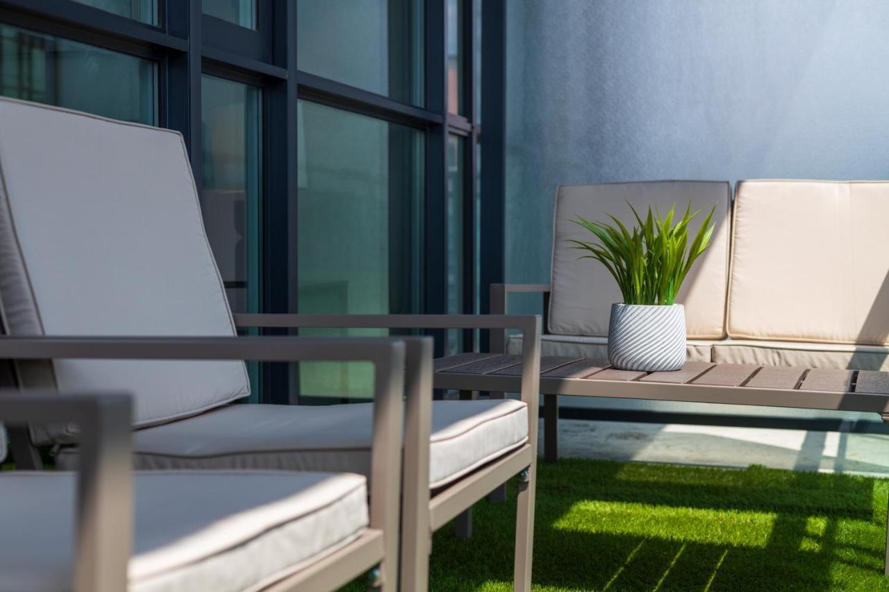 Ultra Luxurious 2.5 Bedroom 2 Full Bathroom 1 Parking Condo Near Sq1 Striking Views Mississauga Bagian luar foto
