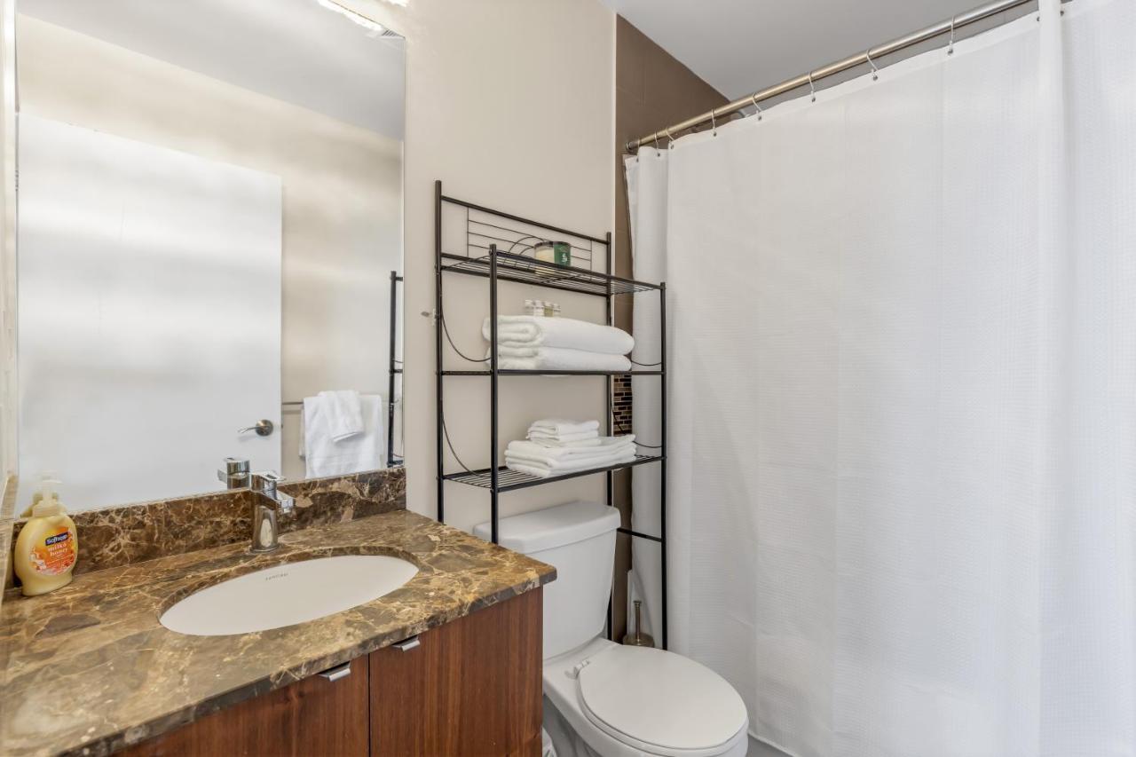 Ultra Luxurious 2.5 Bedroom 2 Full Bathroom 1 Parking Condo Near Sq1 Striking Views Mississauga Bagian luar foto