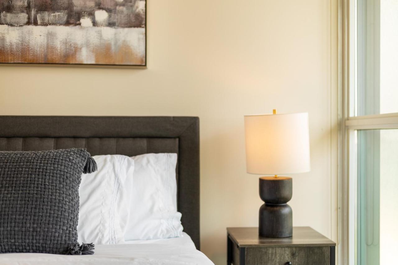 Ultra Luxurious 2.5 Bedroom 2 Full Bathroom 1 Parking Condo Near Sq1 Striking Views Mississauga Bagian luar foto