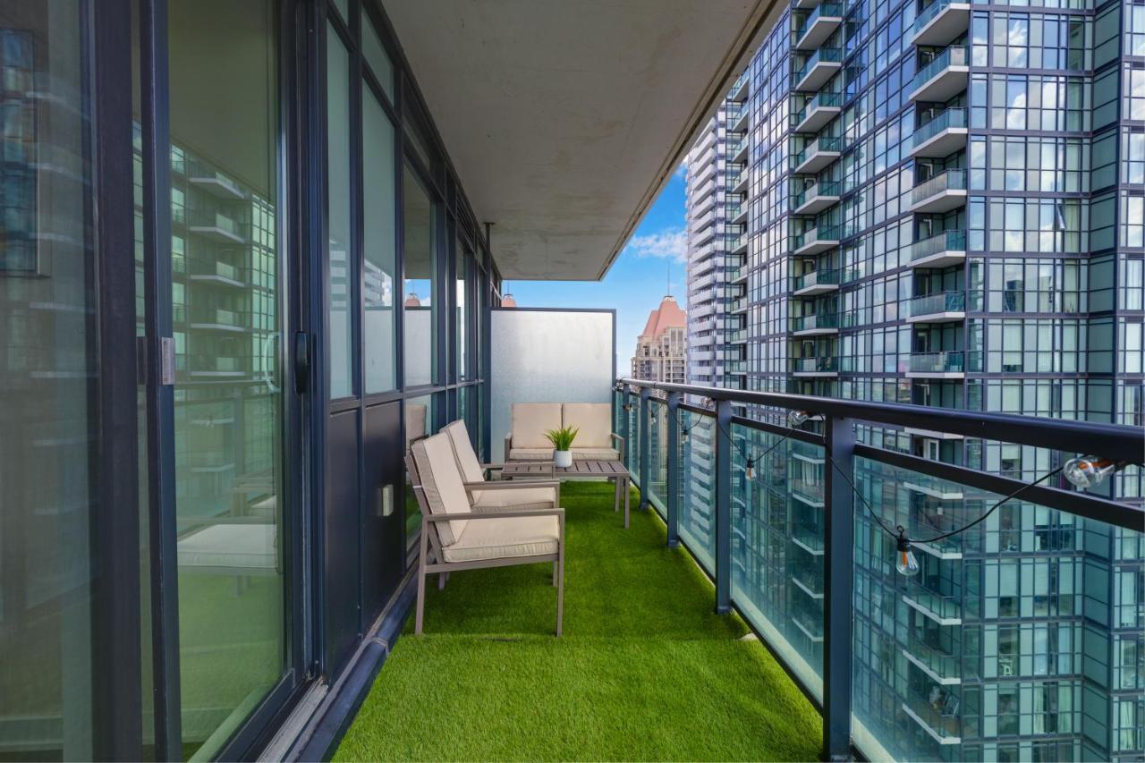 Ultra Luxurious 2.5 Bedroom 2 Full Bathroom 1 Parking Condo Near Sq1 Striking Views Mississauga Bagian luar foto