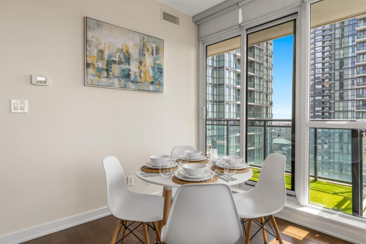 Ultra Luxurious 2.5 Bedroom 2 Full Bathroom 1 Parking Condo Near Sq1 Striking Views Mississauga Bagian luar foto
