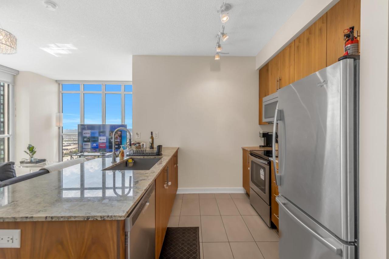 Ultra Luxurious 2.5 Bedroom 2 Full Bathroom 1 Parking Condo Near Sq1 Striking Views Mississauga Bagian luar foto