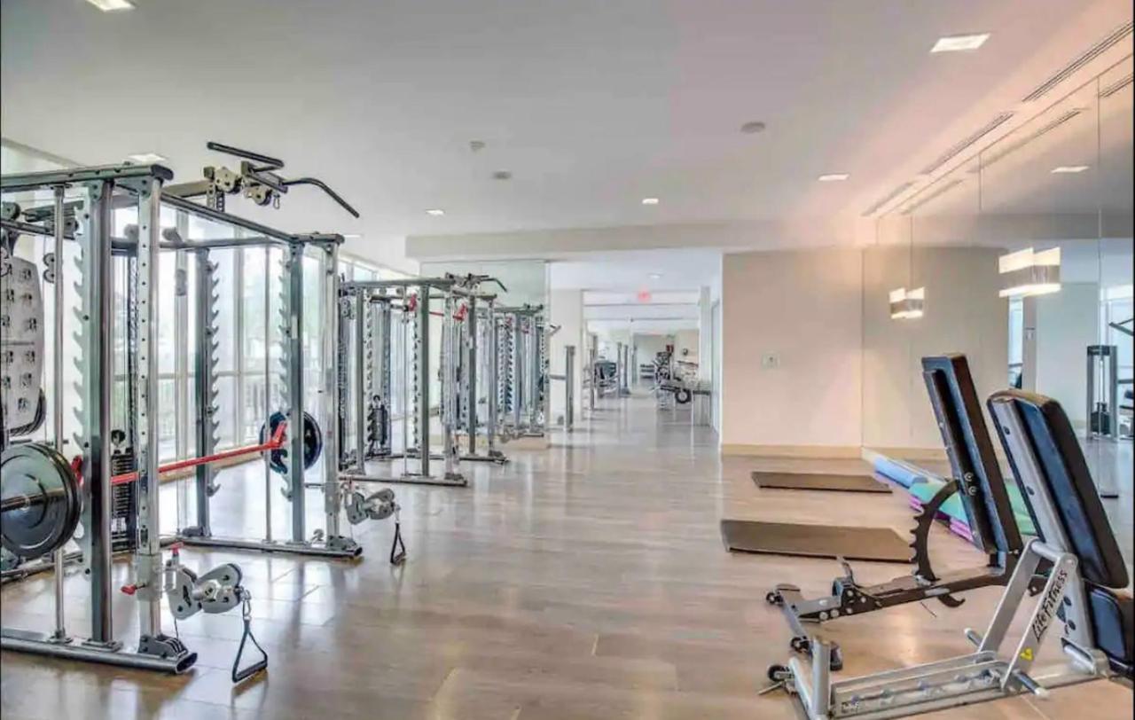 Ultra Luxurious 2.5 Bedroom 2 Full Bathroom 1 Parking Condo Near Sq1 Striking Views Mississauga Bagian luar foto